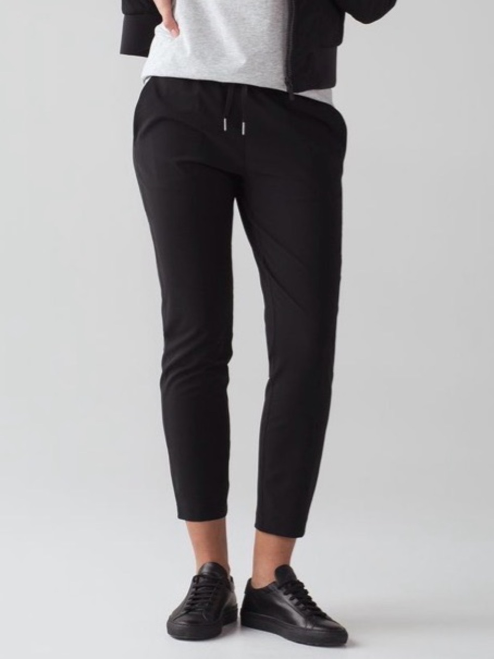 Lululemon Sz 6 On The Fly Woven 28” Black Athleisure Pants